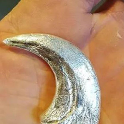 Velociraptor Claw Replica - Realistic and detailed replica of a Velociraptor's sickle-shaped claw.